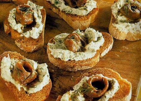  Tostadas con anchoas y queso fresco