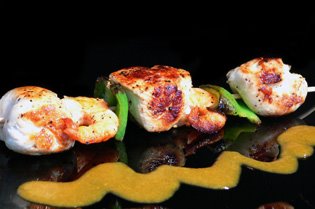 brocheta de pollo con salsa curry Brocheta de pollo con salsa curry