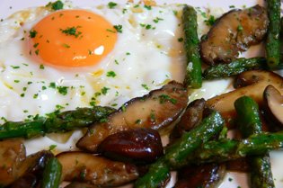 huevos con hongos Huevos con hongos y espárragos verdes