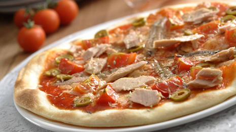 pizza atun salmon Pizza de atún con anchoas, surimi y salmón