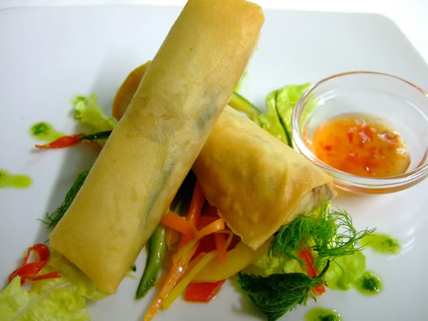 rollitos de pimavera vegetales salsa ssoja Rollitos de pimavera vegetales con salsa de soja