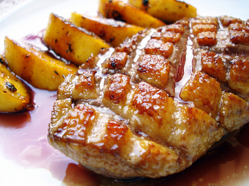 Magret de pato al vino tinto Magret de pato con puré de manzana