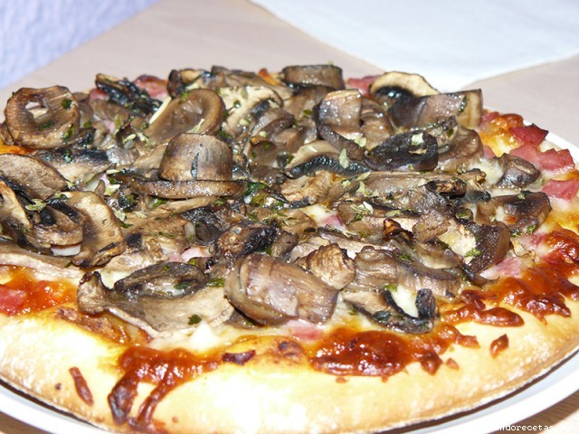 pizza con champinones jamon Pizza con champiñones y jamón