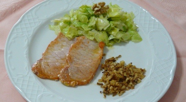 Lomo adobado con ensalada Lomo adobado con ensalada de guisantes