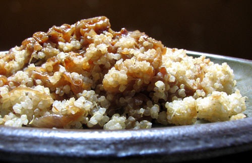 quinua cebolla caramelizada Quinua con cebolla, pimiento rojo y berenjena