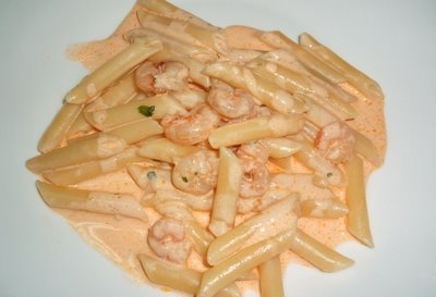 macarrones gambas Macarrones con salsa de tomate y gambas 