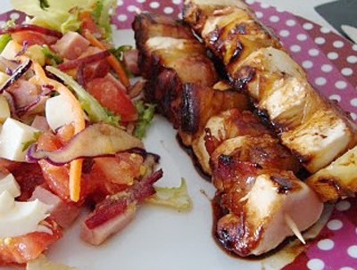 Brocheta de solomillo con bacon Brocheta de solomillo con bacon y ciruelas