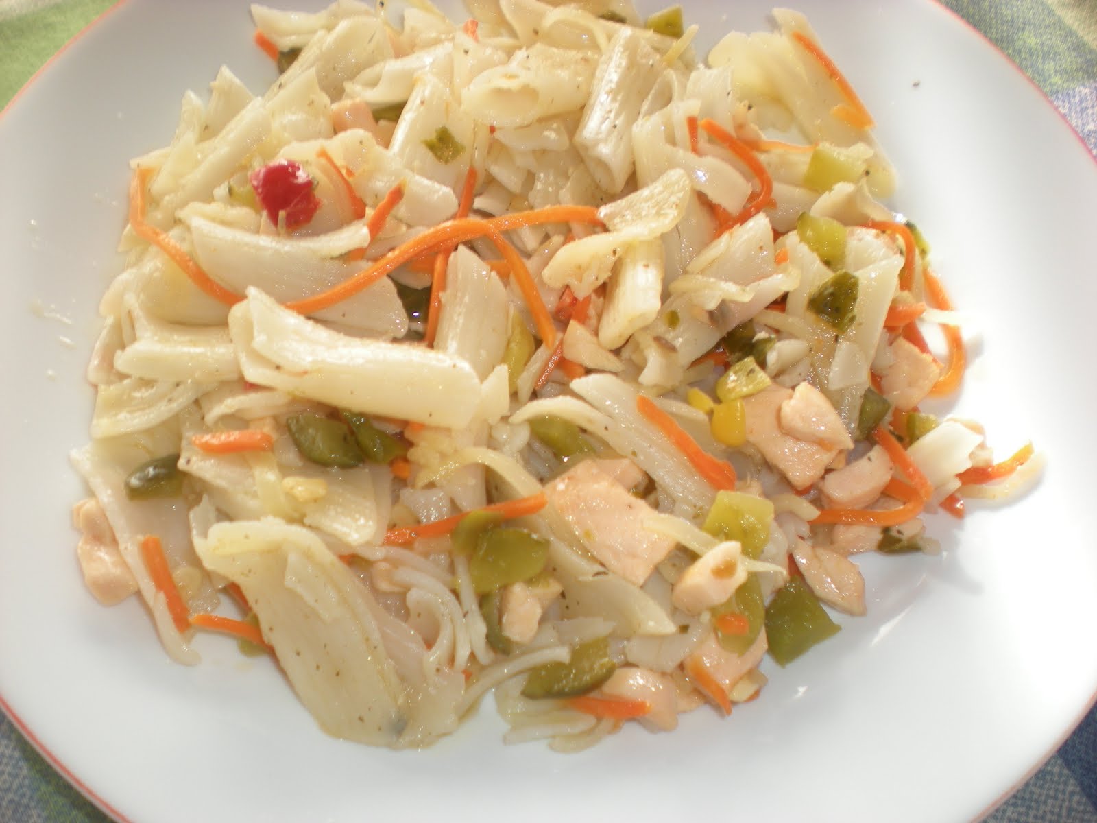 Macarrones de arroz con hongos y zanahorias Macarrones de arroz con champiñones y zanahorias 