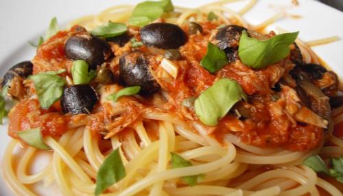 Pasta a la puttanesca Pasta a la puttanesca