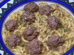 albóndigas de pollo con fideos Albóndigas de pollo con salsa de soja