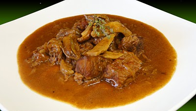 estofado de carne Estofado de carne, cebolla y hongos