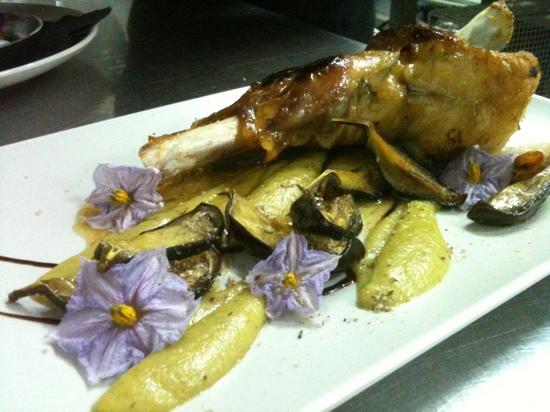 cordero con berenjenas Costillas de cordero asado con berenjenas