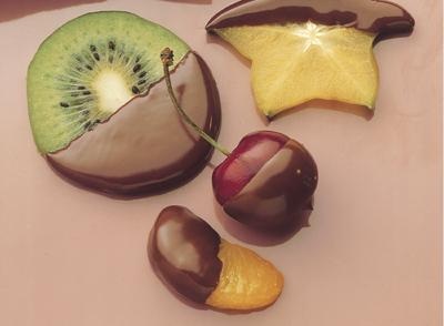 Frutas con cobertura de chocolate Frutas con cobertura de chocolate